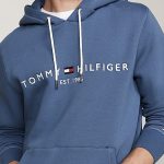 TOMMY HILFIGER FELPA CON CAPPUCCIO LACCI E LOGO